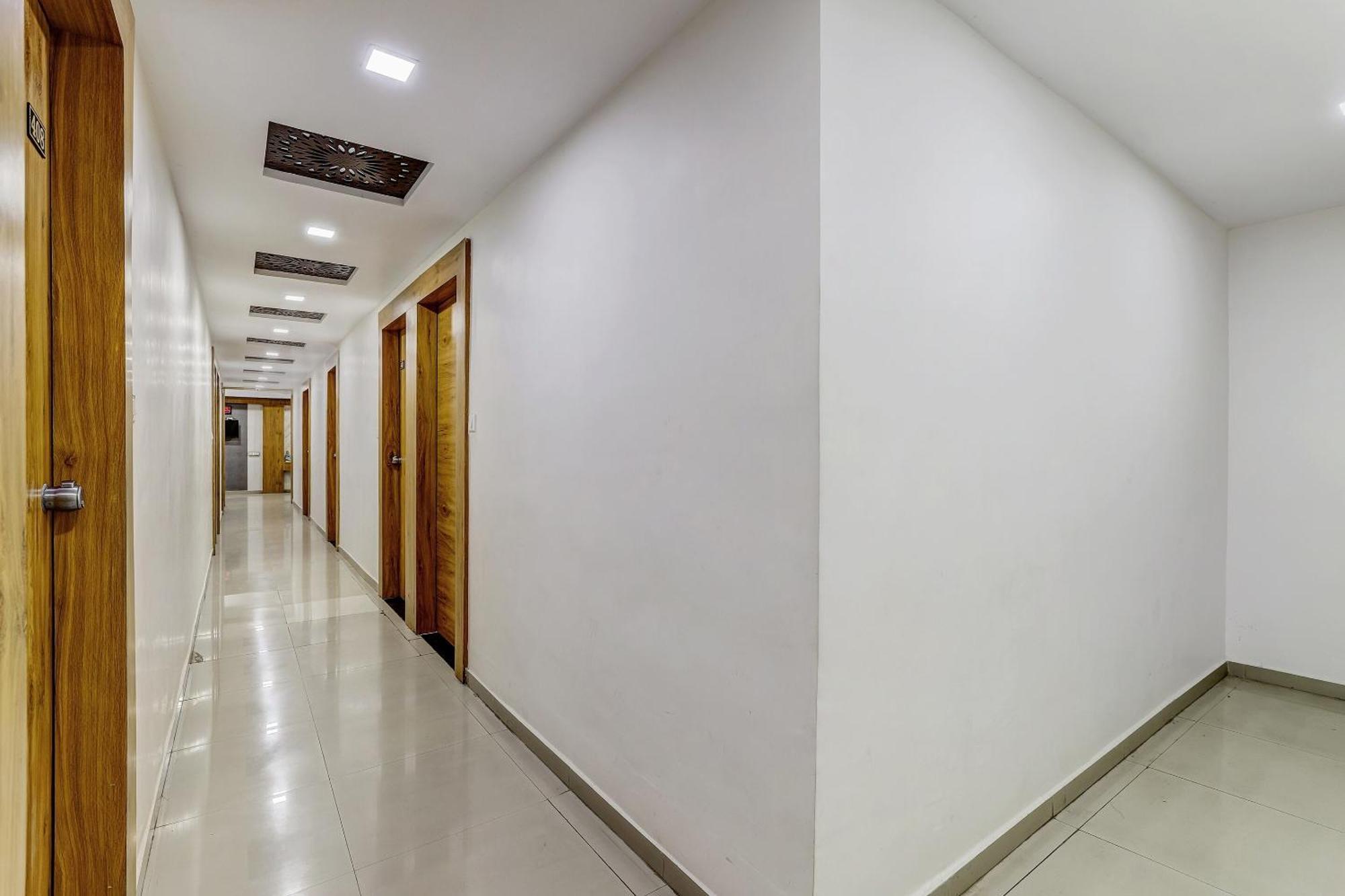 Capital O 80892 Hotel Maple View Naroda Exterior foto