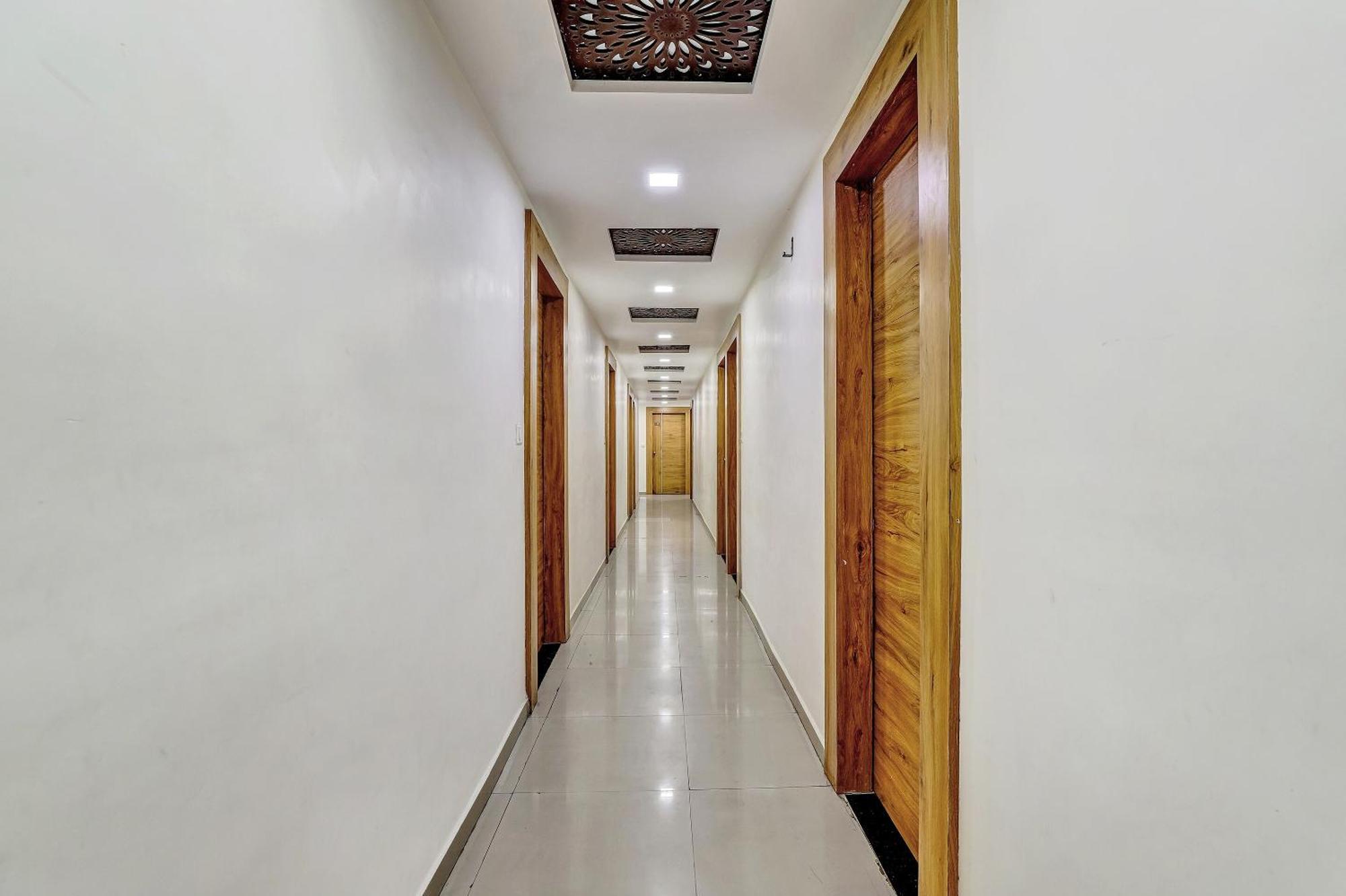Capital O 80892 Hotel Maple View Naroda Exterior foto