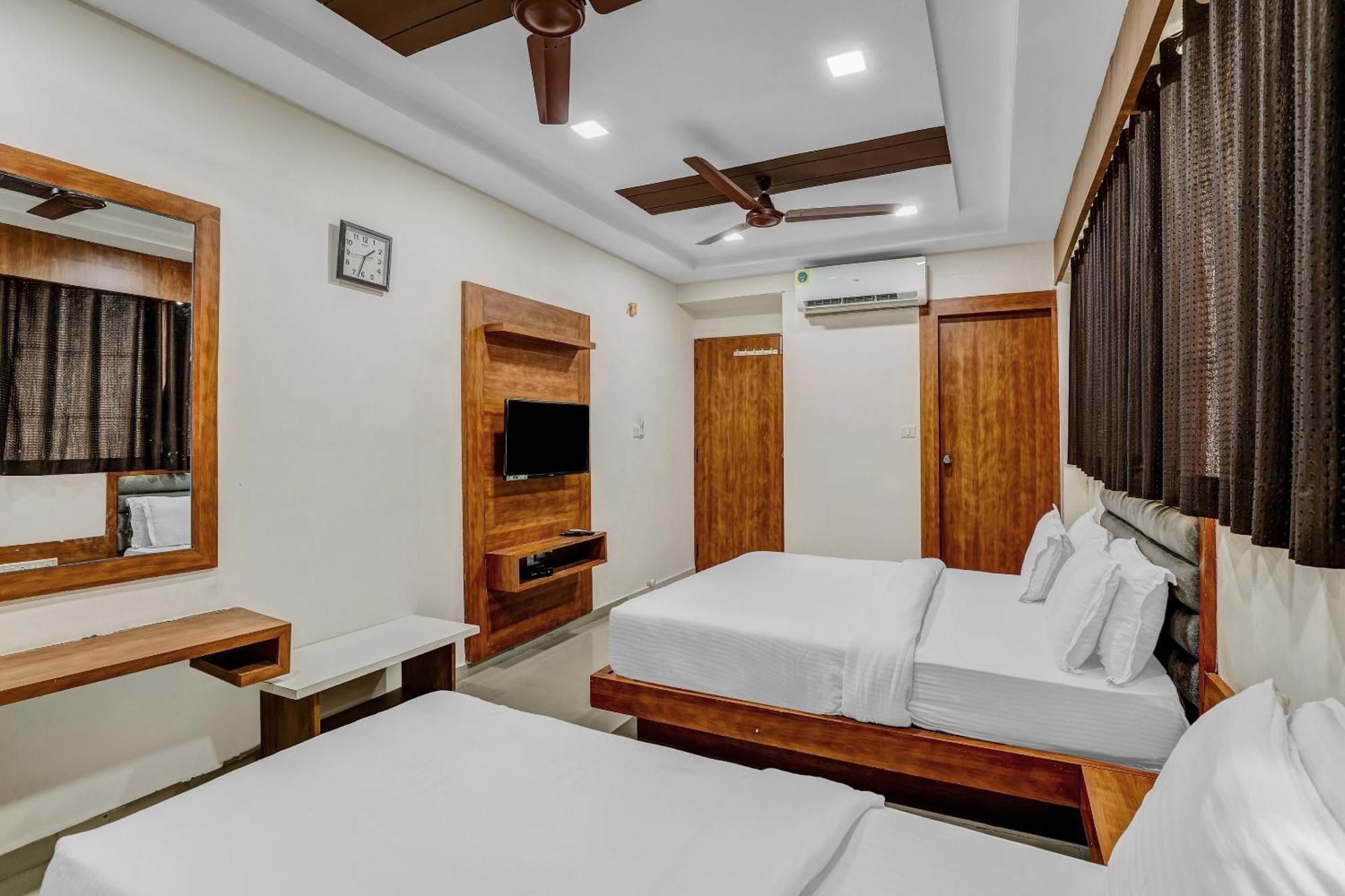 Capital O 80892 Hotel Maple View Naroda Exterior foto